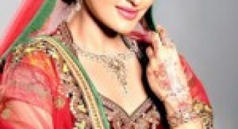 Gorgeous Sonakshi Sinha looks hot and sexy in red Saree – her signature style